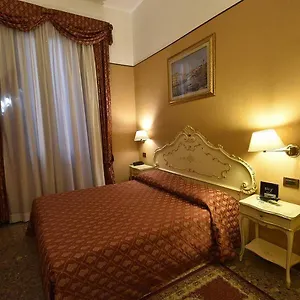 https://locanda-poste-vecie.hotelinveneto.com